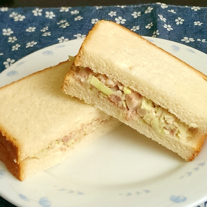 コンビーフハッシュとキャベツのサンドイッチ